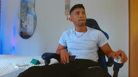 Snapshot of valentino_fs chatting on 10-02-25, 04:47 Mistery Guy online show from 10-02-25, 04:47