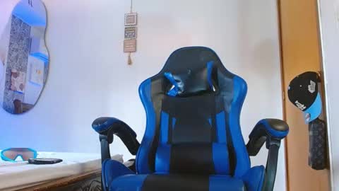 Snapshot of valentino_fs chatting on 10-28-25, 05:15 Mistery Guy online show from 10-28-25, 05:15