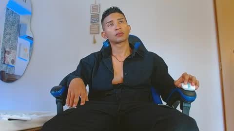 Snapshot of valentino_fs chatting on 11-21-25, 06:39 Mistery Guy online show from 11-21-25, 06:39