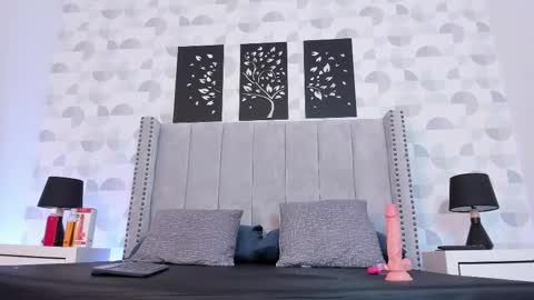 VALENTINO CASTAO online show from 02-25-25, 08:30