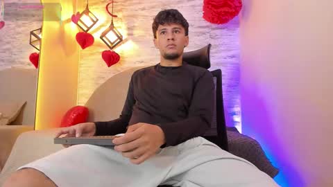 Snapshot of valentino_russo chatting on 02-17-26, 01:07 VALENTINO online show from 02-17-26, 01:07