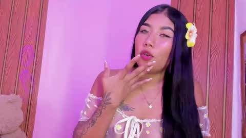 Snapshot of valenttina_narvaez chatting on 04-25-26, 03:53 vale online show from 04-25-26, 03:53