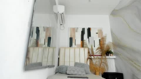 Snapshot of valeria_charris chatting on 02-04-26, 12:00 vale online show from 02-04-26, 12:00