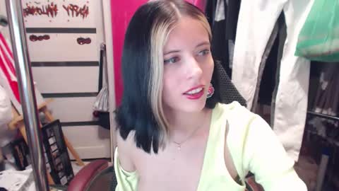 Snapshot of valeriaxkiss chatting on 12-17-24, 10:00 ValeriaXKiss online show from 12-17-24, 10:00