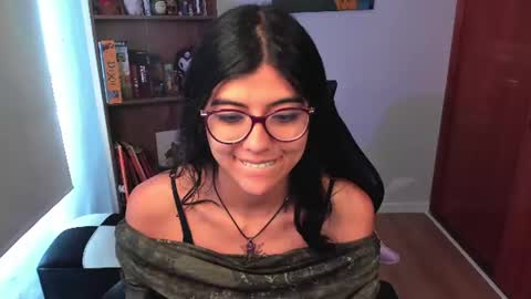 Snapshot of valerie__sky chatting on 07-10-26, 01:47 Val online show from 07-10-26, 01:47