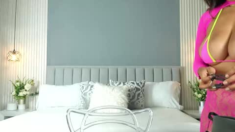 Snapshot of valerynova chatting on 10-25-25, 11:40 Carla online show from 10-25-25, 11:40