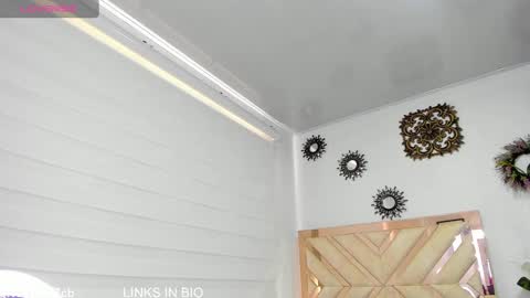 Snapshot of valeryrossee chatting on 01-08-25, 04:00 VALERIA online show from 01-08-25, 04:00