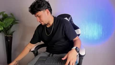 Snapshot of valetino_stonee chatting on 05-12-26, 07:33 Valentino online show from 05-12-26, 07:33