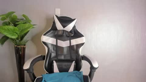 Snapshot of valetino_stonee chatting on 05-17-26, 08:05 Valentino online show from 05-17-26, 08:05