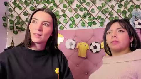 Snapshot of valkiria_and_dione chatting on 06-25-26, 01:15 Valkiria and Dione online show from 06-25-26, 01:15