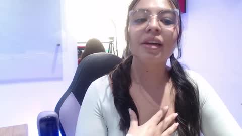 Snapshot of vall_09 chatting on 05-14-26, 04:36 Vall online show from 05-14-26, 04:36