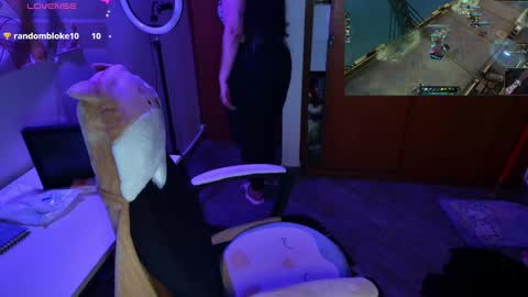 Im Violet online show from 12-05-24, 01:03