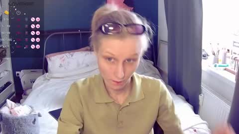Snapshot of valorant_girl chatting on 05-12-26, 11:40 Little Devil online show from 05-12-26, 11:40