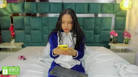 Snapshot of valtira_nova chatting on 11-15-25, 01:18 valtira nova online show from 11-15-25, 01:18