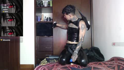 david guzman i model independenthelp me with a thumbs up online show from 01-07-25, 12:03