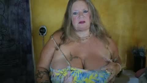 Snapshot of vampwoman chatting on 06-14-26, 08:16 vampwoman online show from 06-14-26, 08:16