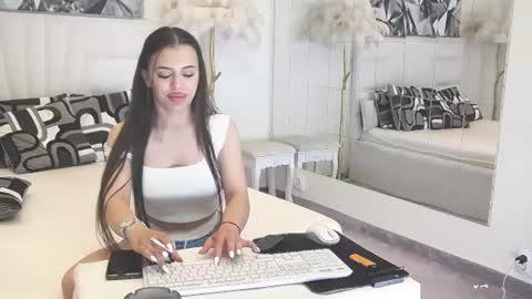 Snapshot of vanesadee chatting on 06-19-26, 01:32 Vanessa online show from 06-19-26, 01:32