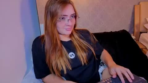 Snapshot of vanessa_foxyy chatting on 07-11-26, 08:33 vanessa_foxyy online show from 07-11-26, 08:33