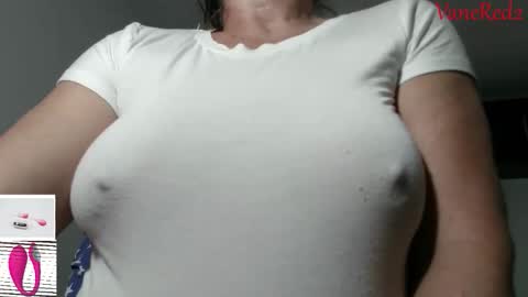 Snapshot of vanessared2 chatting on 04-19-26, 12:11 Vanesared2 online show from 04-19-26, 12:11
