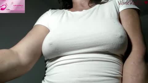Snapshot of vanessared2 chatting on 05-16-26, 12:40 Vanesared2 online show from 05-16-26, 12:40