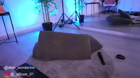 Vanessa Simon online show from 03-08-25, 01:14