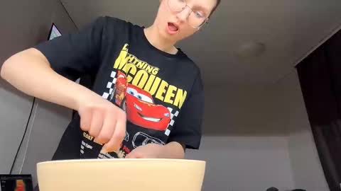 Snapshot of vanfinster chatting on 11-29-25, 03:37 Kim online show from 11-29-25, 03:37