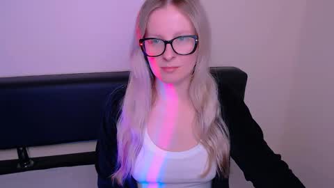 Mia online show from 09-27-25, 06:40