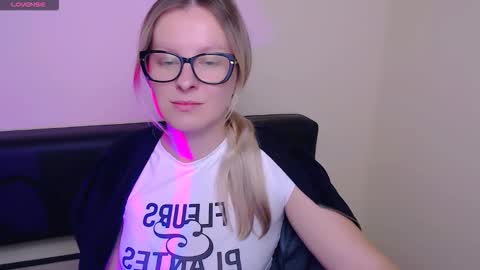 Mia online show from 10-14-25, 06:58