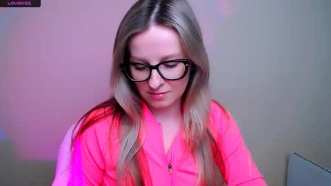 Snapshot of vanillaex_ chatting on 02-10-26, 08:18 Mia online show from 02-10-26, 08:18