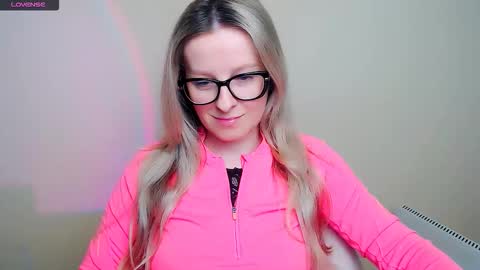 Snapshot of vanillaex_ chatting on 02-11-26, 08:19 Mia online show from 02-11-26, 08:19