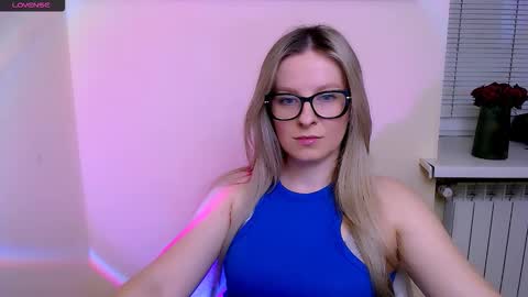 Snapshot of vanillaex_ chatting on 02-12-26, 08:20 Mia online show from 02-12-26, 08:20