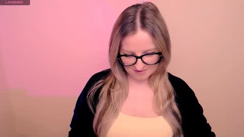 Snapshot of vanillaex_ chatting on 03-26-26, 06:24 Mia online show from 03-26-26, 06:24