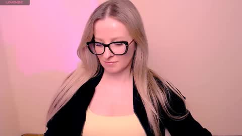 Snapshot of vanillaex_ chatting on 03-27-26, 07:24 Mia online show from 03-27-26, 07:24