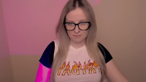 Snapshot of vanillaex_ chatting on 04-02-26, 04:48 Mia online show from 04-02-26, 04:48