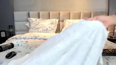 VANNA  online show from 09-25-25, 01:42