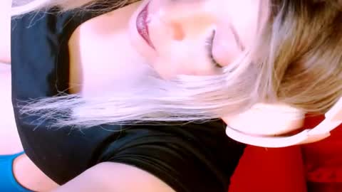 Snapshot of vanne_amet chatting on 04-21-26, 02:04 free follow me online show from 04-21-26, 02:04