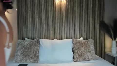 V A N N E S A   online show from 10-27-25, 11:58