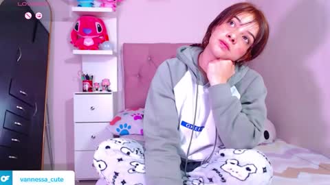 Snapshot of vannessa_shy chatting on 12-19-25, 02:18 Vanesa online show from 12-19-25, 02:18