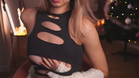 Snapshot of variety_moments chatting on 12-25-24, 03:40 Heeeeey Im Hanna the art of tease  online show from 12-25-24, 03:40