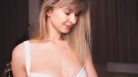 Snapshot of variety_moments chatting on 12-28-24, 03:59 Heeeeey Im Hanna the art of tease  online show from 12-28-24, 03:59
