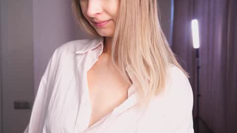Snapshot of variety_moments chatting on 02-09-25, 04:04 Heeeeey Im Hanna the art of tease  online show from 02-09-25, 04:04