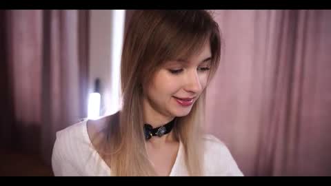 Snapshot of variety_moments chatting on 10-19-25, 02:45 Heeeeey Im Hanna the art of tease  online show from 10-19-25, 02:45