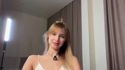 Snapshot of variety_moments chatting on 11-21-25, 04:05 Heeeeey Im Hanna the art of tease online show from 11-21-25, 04:05