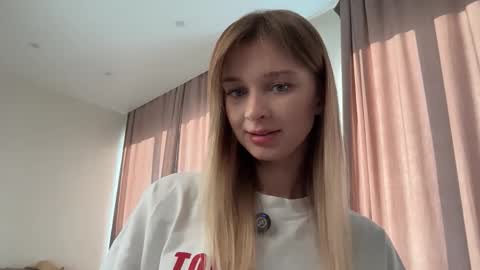 Snapshot of variety_moments chatting on 12-01-25, 06:29 Heeeeey Im Hanna the art of tease online show from 12-01-25, 06:29