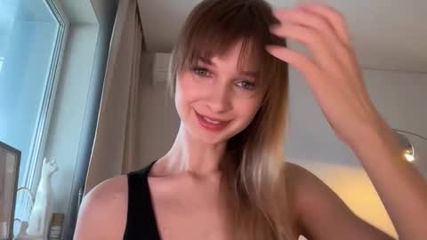 Snapshot of variety_moments chatting on 12-05-25, 05:27 Heeeeey Im Hanna the art of tease online show from 12-05-25, 05:27