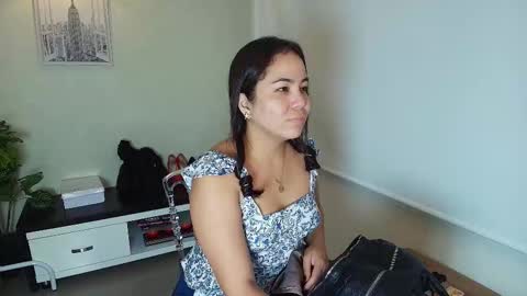 Snapshot of vctoria_collins_ chatting on 09-10-25, 10:48 Victoria online show from 09-10-25, 10:48
