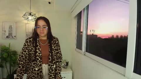 Snapshot of vctoria_collins_ chatting on 09-11-25, 10:48 Victoria online show from 09-11-25, 10:48