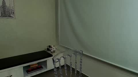 Snapshot of vctoria_collins_ chatting on 09-22-25, 11:01 Victoria online show from 09-22-25, 11:01