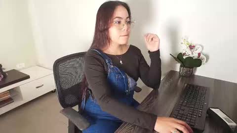 Snapshot of vctoria_collins_ chatting on 10-17-25, 11:13 Victoria online show from 10-17-25, 11:13