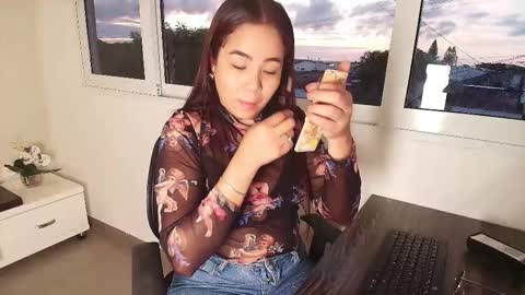 Snapshot of vctoria_collins_ chatting on 10-18-25, 11:00 Victoria online show from 10-18-25, 11:00